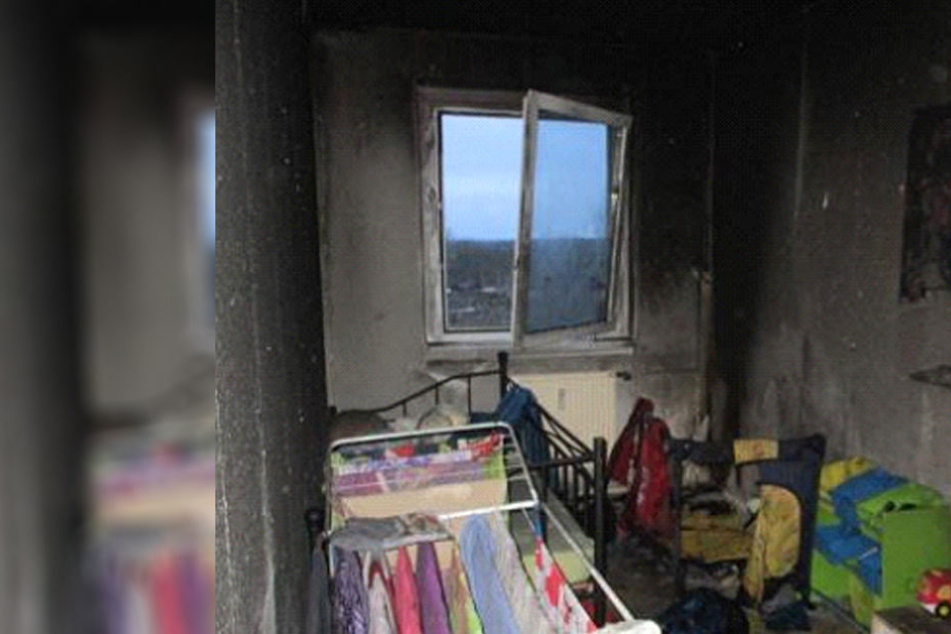 Das Foto zeigt, wie stark der Brand das Kinderzimmer beschädigt hat.