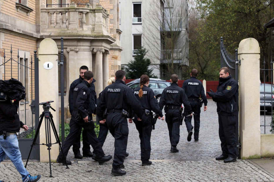 Bei der Razzia im November 2013 wurden auch Bilder, Fahrzeuge und teuere Uhren
beschlagnahmt