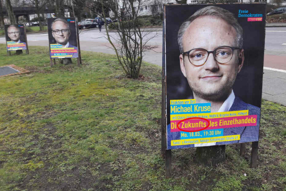 FDP-Plakate werben in Hamburg für eine Veranstaltung, doch beim Blick auf die Zukunft hat sich der Fehlerteufel eingeschlichen.