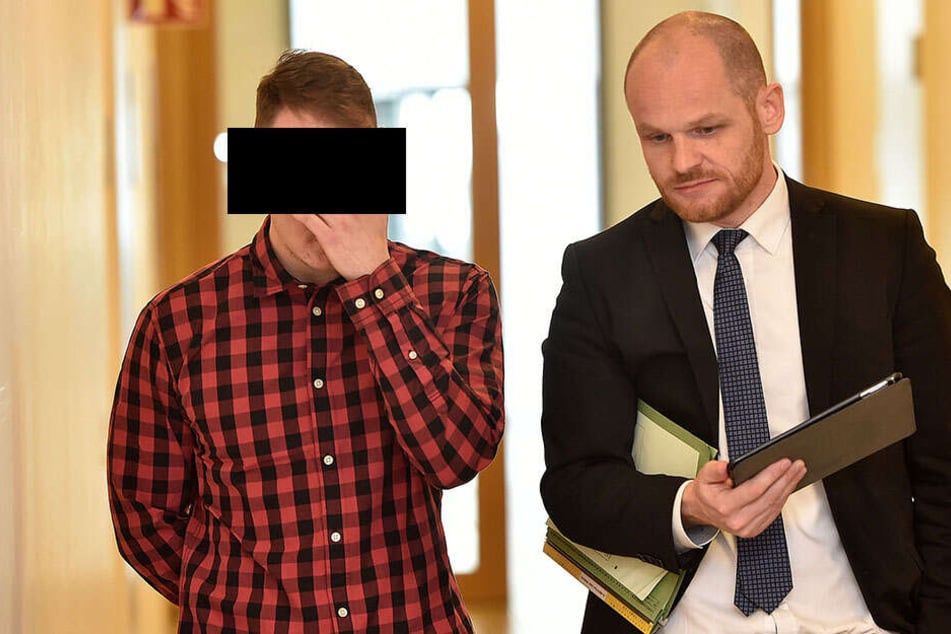 David P. (25, links) mit seinem Anwalt Carsten Brunzel auf dem Weg zum Prozess am Amtsgericht