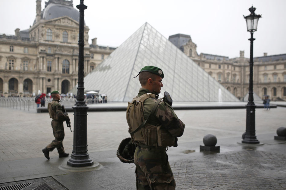 Ein Soldat wurde in Paris angegriffen (Symbolbild).