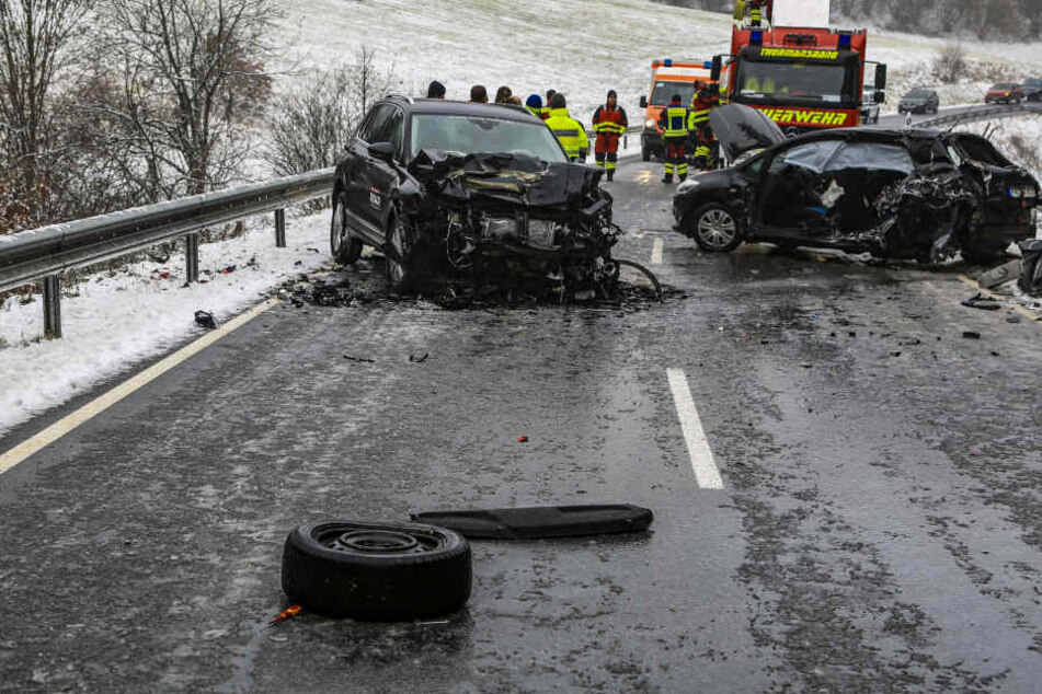 Die Autos stießen frontal zusammen.