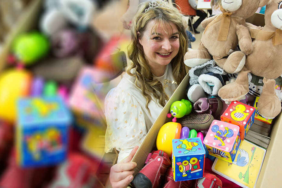 TV-Sternchen Doreen Lämmel (40) in ihrer Lieblingsrolle: Im Familiencafé "Krümel" beschenkte sie Kita-Kinder.