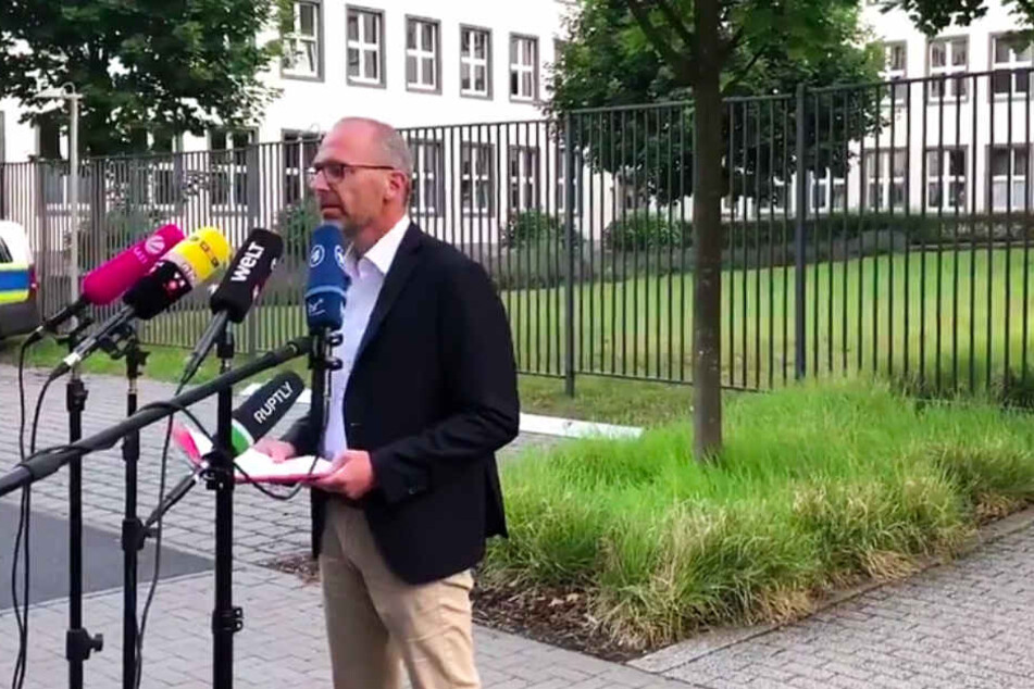 Der Screenshot zeigt Oberstaatsanwalt Oliver Kuhn in Wiesbaden
