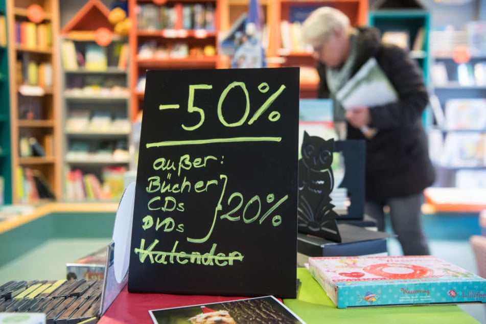 Ein Rabattschild steht am 16.01.2018 auf einer Auslage der Buchhandlung Schiller in Stuttgart.
