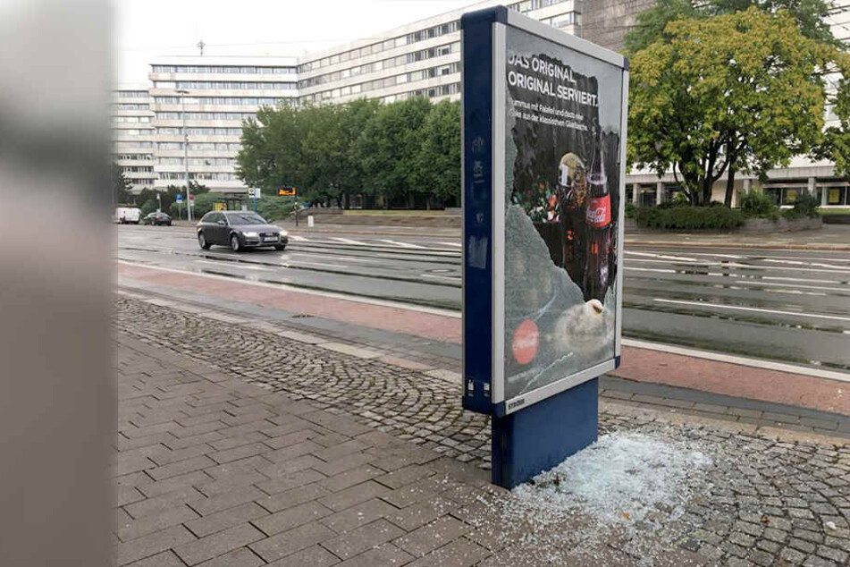 Tatort in Chemnitz: Diese Werbetafel an der Brückenstraße wurde von Chaoten zerstört.