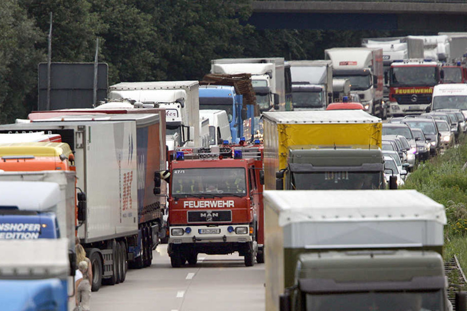 Die Rettungsgasse wird in der Regel bei einer dreispurigen Autobahn zwischen dem linken und mittleren Fahrstreifen gebildet.