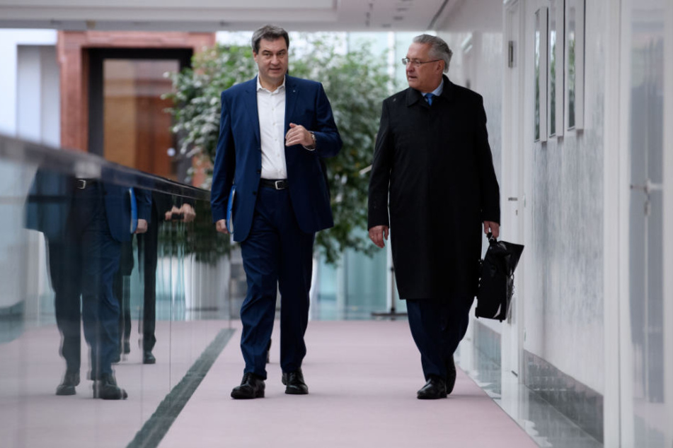 Markus Söder (l.) und die CSU sind in Bayern auf die Freien Wähler angewiesen.