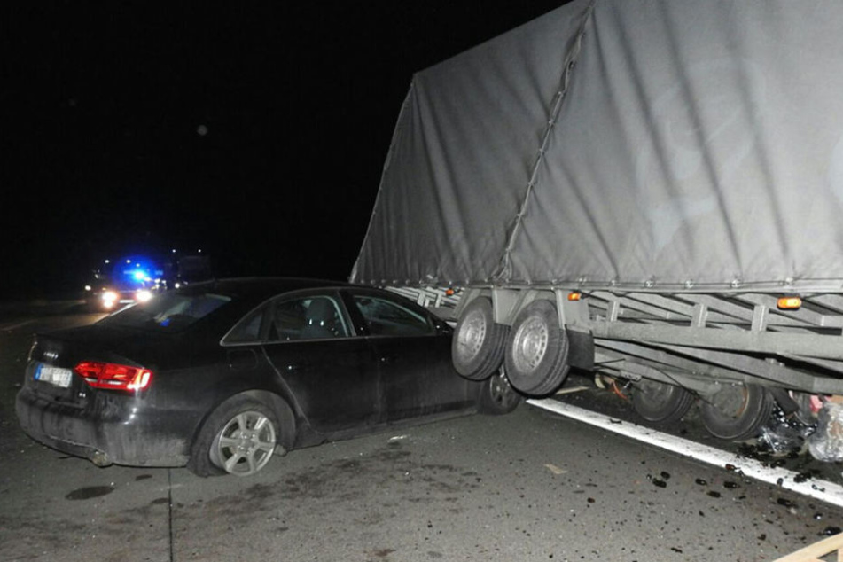 Der Pkw krachte in einen Lkw.