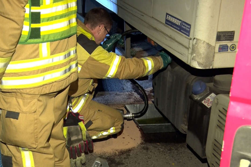 Hier kümmert sich ein Feuerwehrmann um das Loch, das ein Diesel-Dieb in den Lkw gebohrt hat.