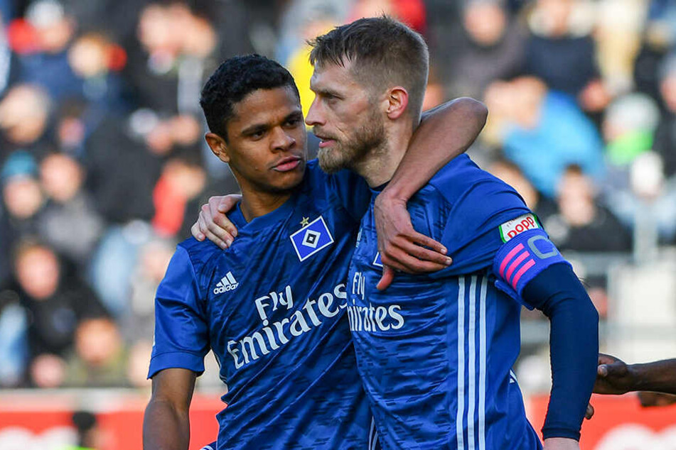 Jubel über die HSV-Führung: Douglas Santos gratuliert Torschützen Aaron Hunt zu seinem starken Freistoß.