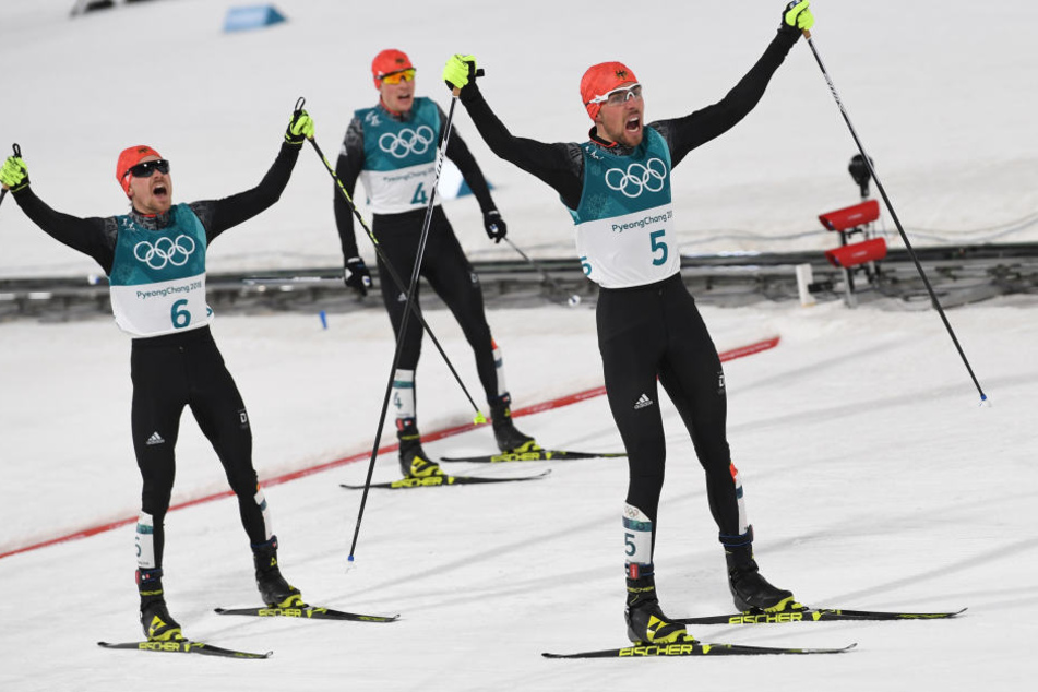 Historischer Dreifach-Triumph: Johannes Rydzek, Fabian Rießle und Eric Frenzel jubeln beim Zieleinlauf am Dienstag.
