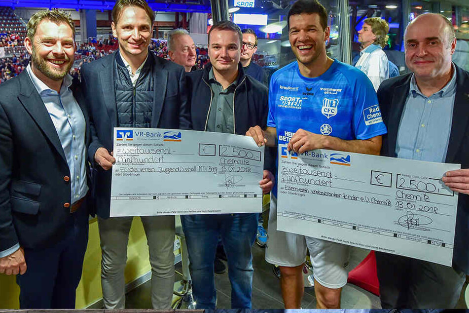 Es-Auswahlspieler Michael Ballack (41, 2.v.r.) hatte auch Spenden für kranke Chemnitzer mitgebracht.