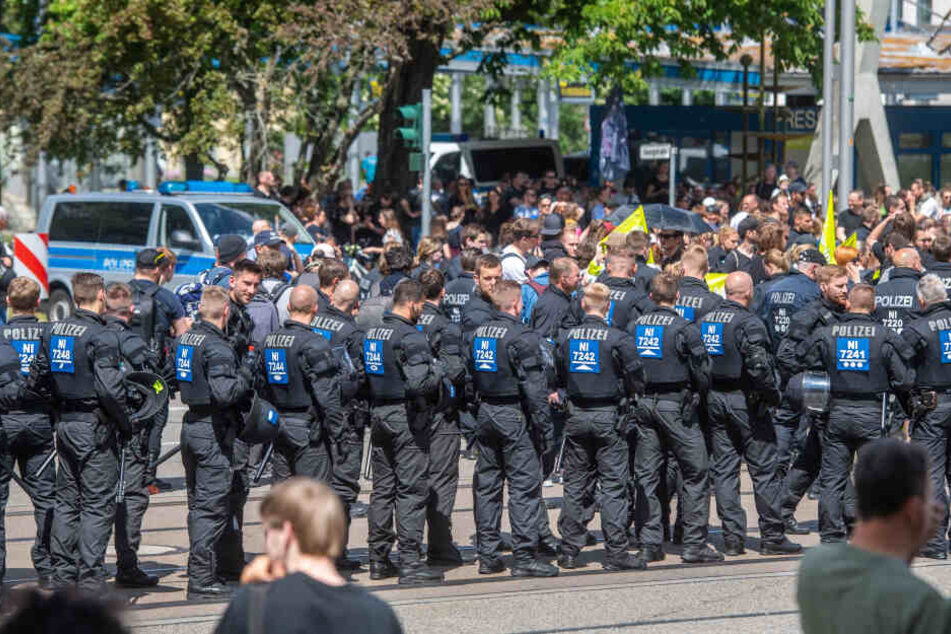 Die Polizei hatte etwa 2200 Beamte bei den Veranstaltungen im Einsatz.