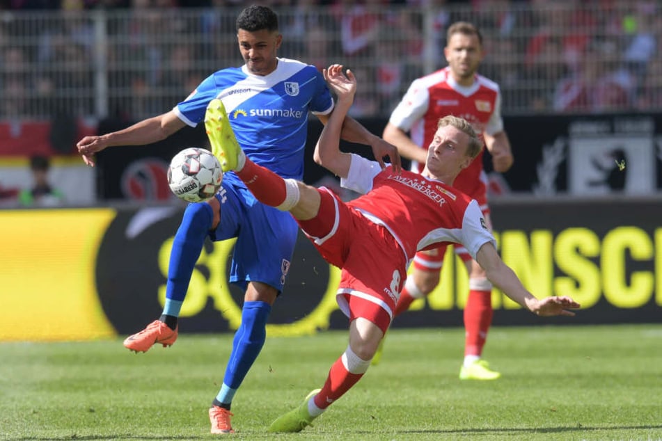 Magdeburgs Tarek Chahed (l) und Unions Joshua Mees im Zweikampf.