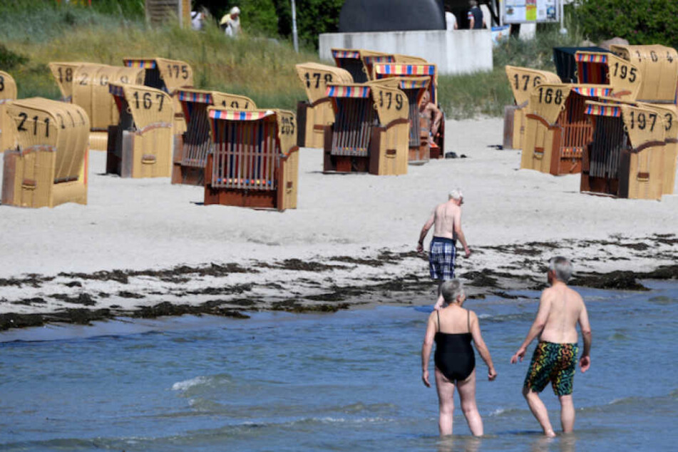 Aus bisher ungeklärten Umständen starb die Frau (70) beim Bad in der Ostsee. (Symbolbild)