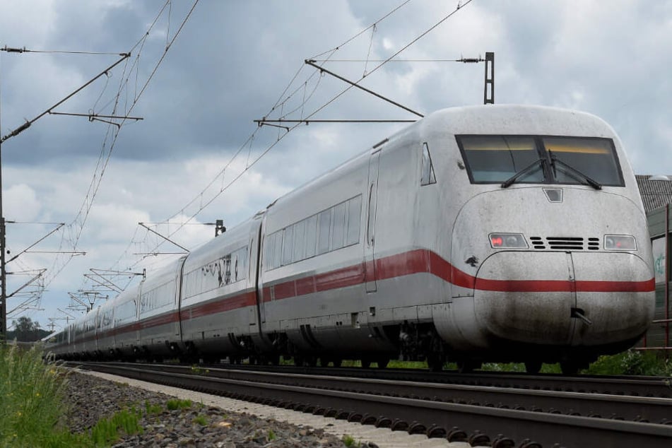 Ein Fahrgast erlitt in einem ICE einen Herzinfarkt und verstarb. (Symbolbild)