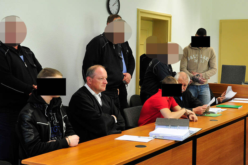 Der Prozess um den getöteten Christopher W. († 27) nähert sich der Zielgerade. Den Angeklagten Jens H. (22, v.l.), Terenc H. (27) und Stephan H. (22) droht lebenslange Haft.