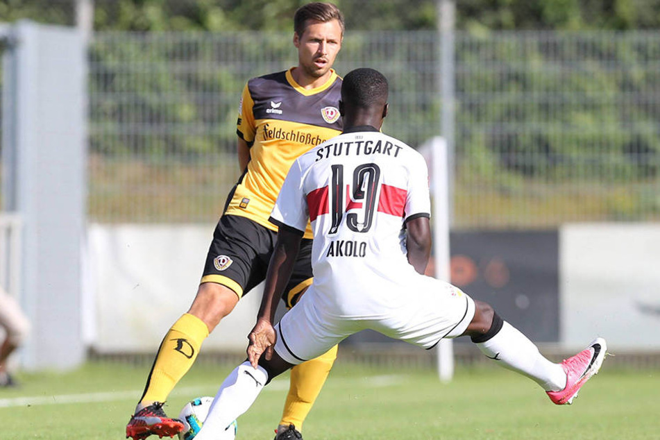 Testspiel gegen den VFB Stuttgart: Sören Gonther versucht, Chadrac Akolo auszuspielen.
