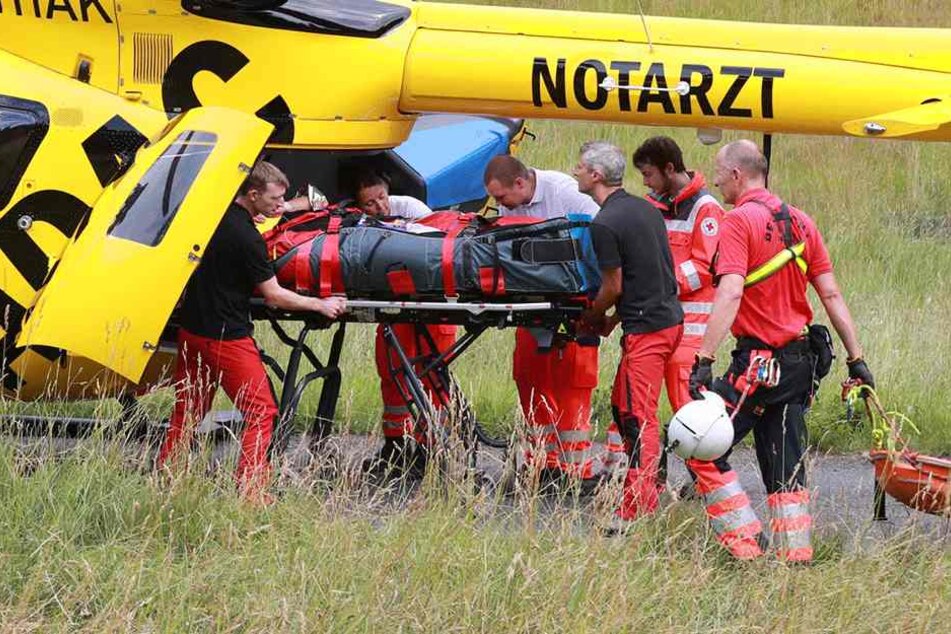 Zunächst musste der 75jährige zu Fuß per Schleifkorbtrage transportiert werden.