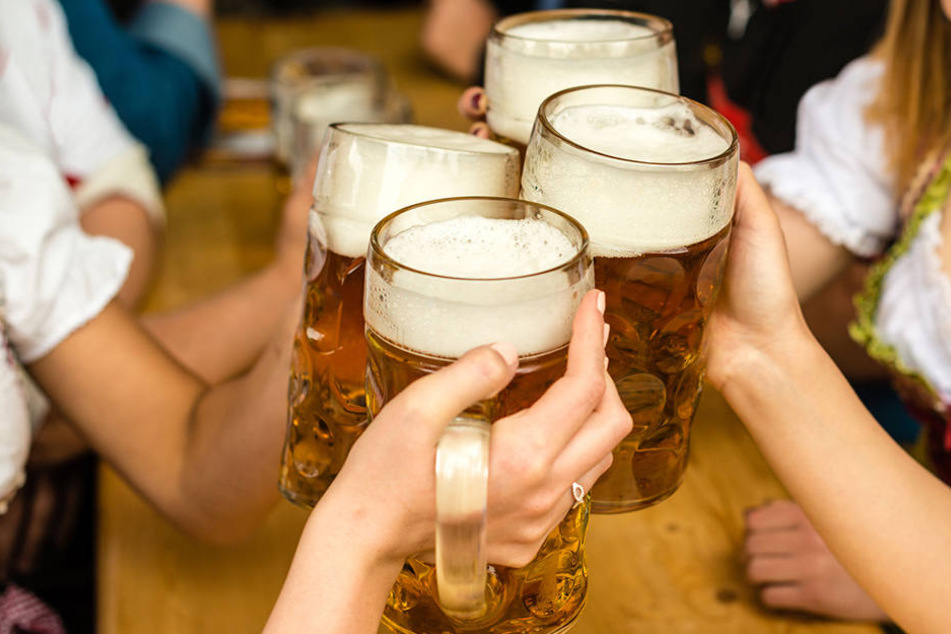 Bei einer Veranstaltung in Zwickau flog plötzlich ein Bierkrug. (Symbolbild)