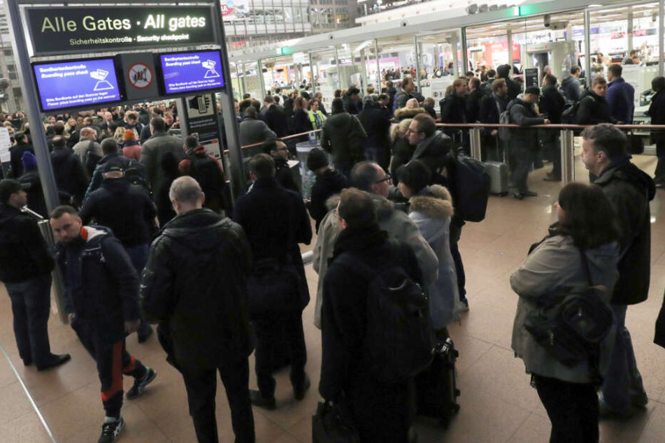 Insgesamt sind am Montag 50.000 Passagiere von dem Warnstreik betroffen.