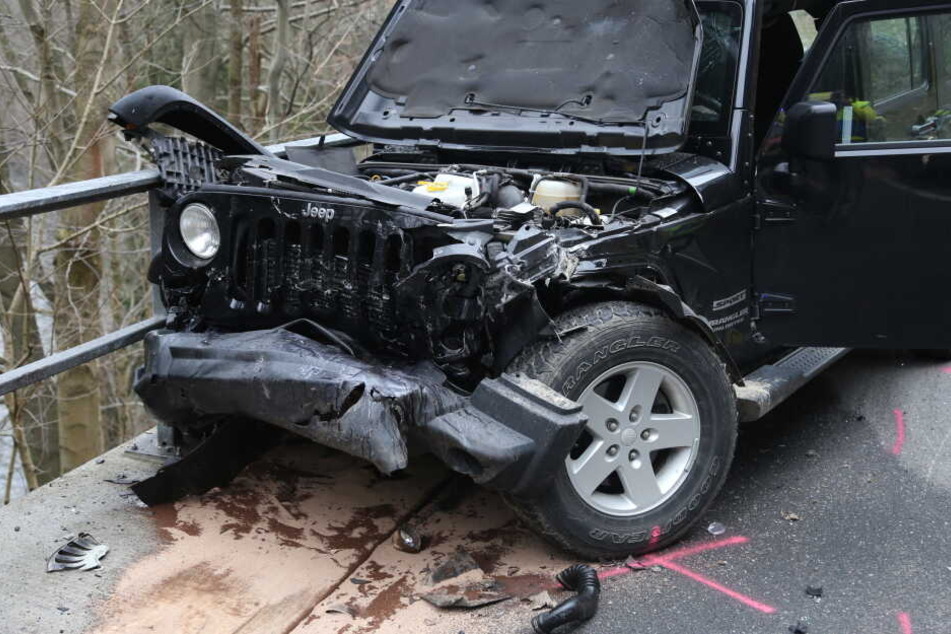 Ein Ford war frontal mit dem Jeep kollidiert.