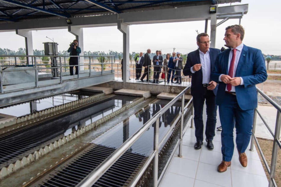 Martin Dulig (44, SPD, r.) schaut sich die ersten Becken des Wasserwerks Song Duong an.
