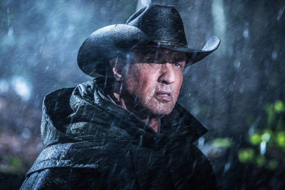 John Rambo (Sylvester Stallone) meldet sich freiwillig als Sturmhelfer und rettet einem Mädchen durch seinen beherzten Einsatz das Leben.