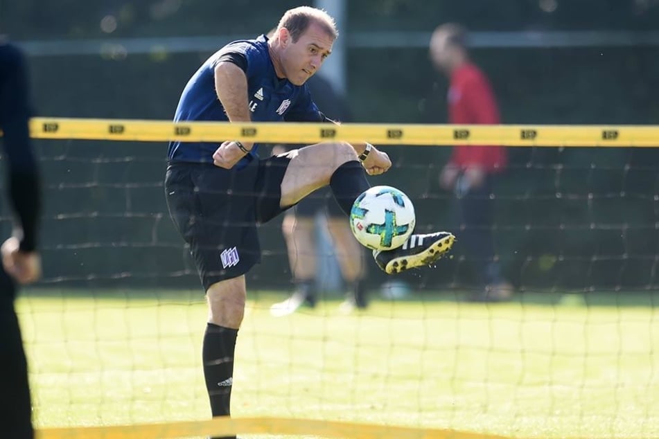 Joe Enochs noch als Trainer des VfL Osnabrück beim Fußball-Tennis. Er kann mit dem Ball umgehen...
