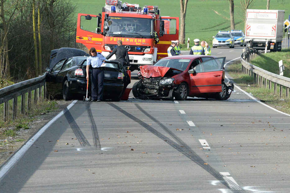 Die Polizei untersuchte nach dem Crash die Unfallstelle.
