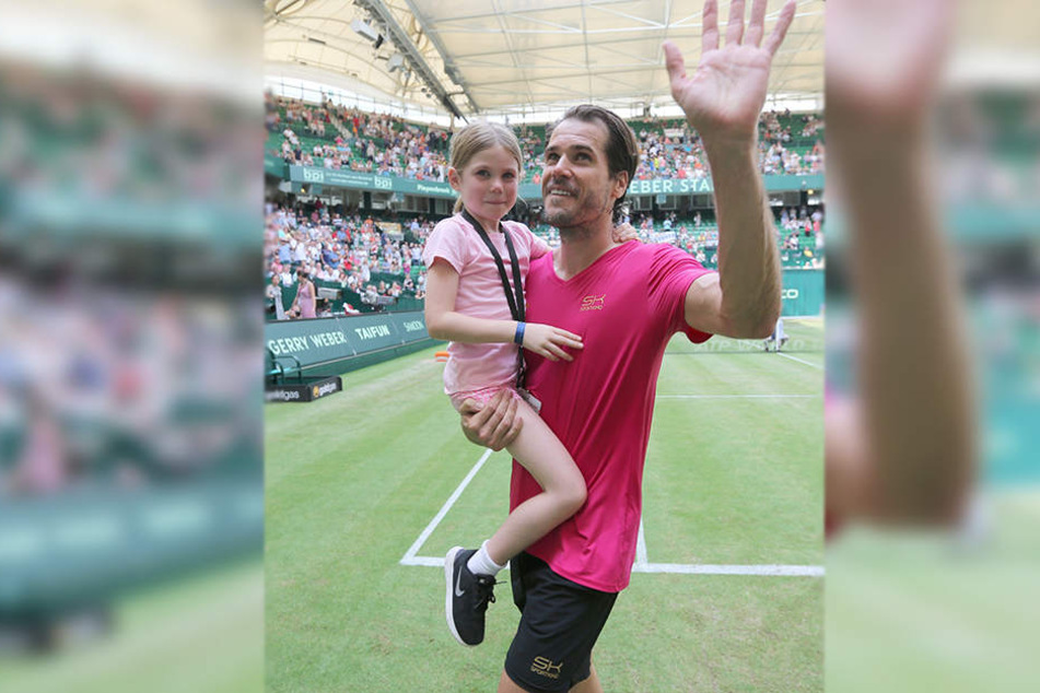 Bewegender Abschied: Tommy Haas verlässt das Stadion mit seiner sechsjährigen Tochter Valentina.
