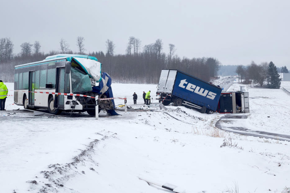 Auf schneeglatter Fahrbahn stieß der Bus frontal mit einem Lkw zusammen.