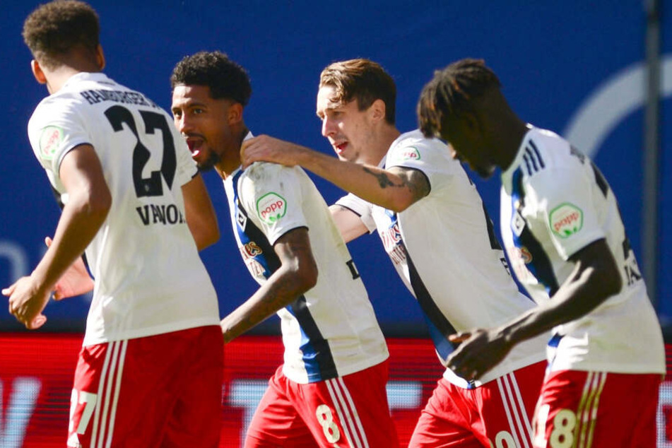 Jeremy Dudziak jubelt mit seinen Teamkollegen über seinen Treffer.
