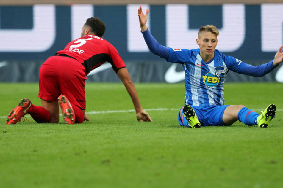 Nach einem Zweikampf mit Manuel Gulde geht Plako Dardai zu Boden und fordert Elfmeter.
