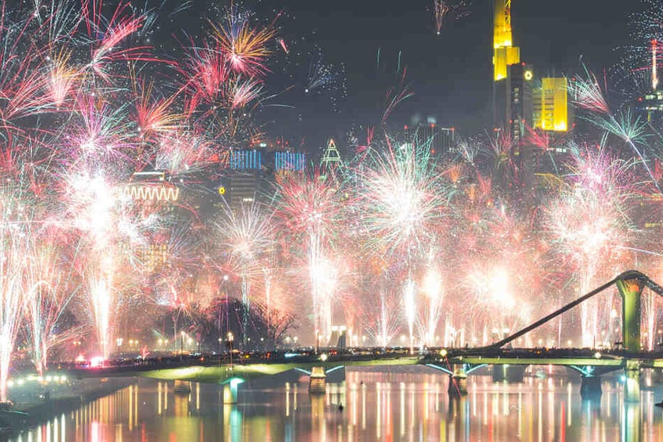 Silvester in Frankfurt und Rhein-Main: Feuerwerk, Randale, Barrikaden