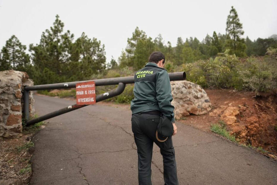 Ein Offizier der Guardia Civil während der Suchaktion nach der vermissten Frau aus Deutschland und ihres zehn Jahre alten Sohnes.