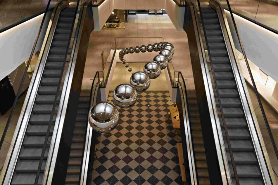 Kunstwerk Pendelwelle „Dancing Mirrows“ von Ingo Maurer im Forum Schwanthalerhöhe.