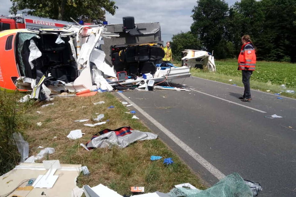 Das Dach des Rettungswagen wurde bei dem Unfall abgerissen.