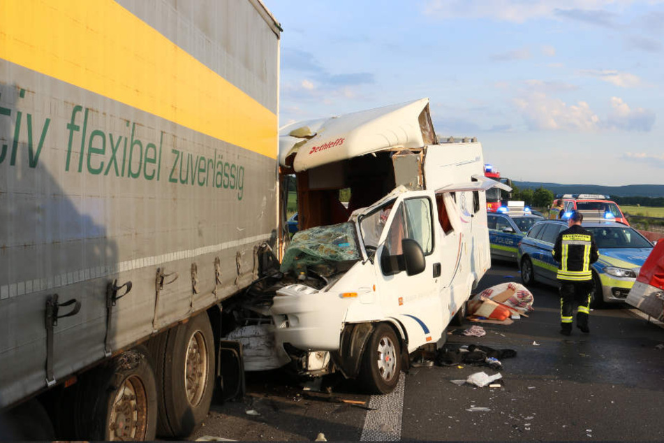 Der Wohnmobil wurde beim Aufprall zerfetzt.