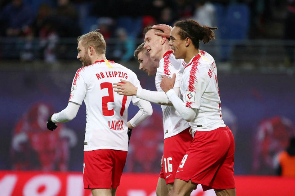 Lukas Klostermann (2.v.r.) erzielte mit einem wunderschönen Hammerschuss das 1:0 gegen Bremen.