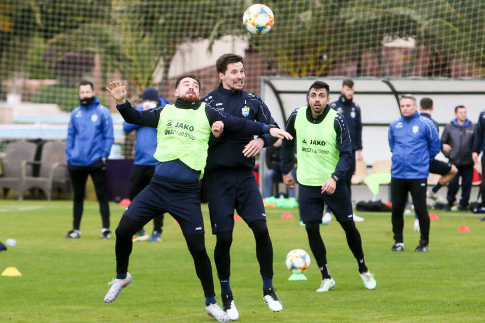 Sandro Sirigu (r.) im Kopfballduell mit Pascal Itter.