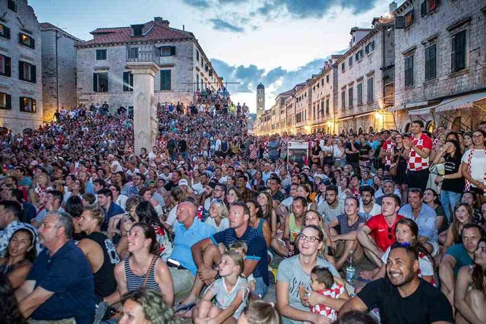 Kroaten beim Public Viewing in Dubrovnik. Während des Halbfinals wird das öffentliche Leben fast komplett zum Erliegen kommen.