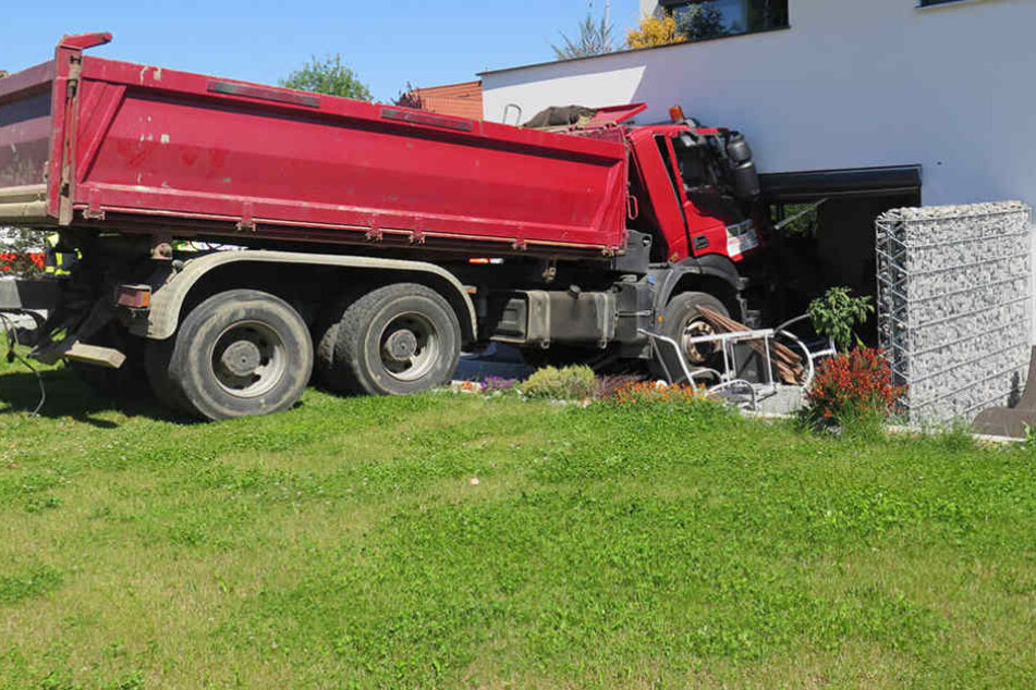 Der 55-jährige Bewohner saß gerade an dem Ort, wo der Lkw einrollte...