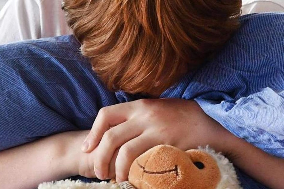 Der Mann berührte den Jungen im Intimbereich. (Symbolbild)