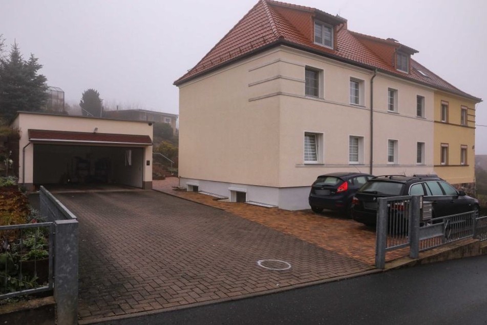 Der Mercedes-Fahrer fuhr rückwärts aus dieser Einfahrt heraus.