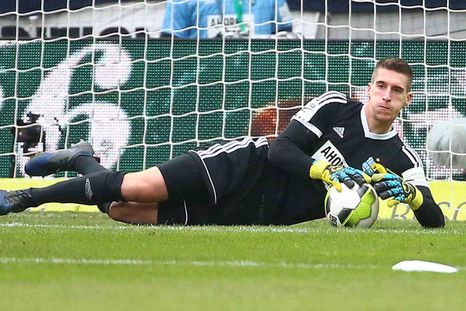 Dieser Ball wurde zur sicheren Beute von Kevin Kunz, der gegen Würzburg aber drei Mal hinter sich greifen musste. Es waren die Gegentreffer 25, 26, 27 - zweitschlechtester Wert der Liga!