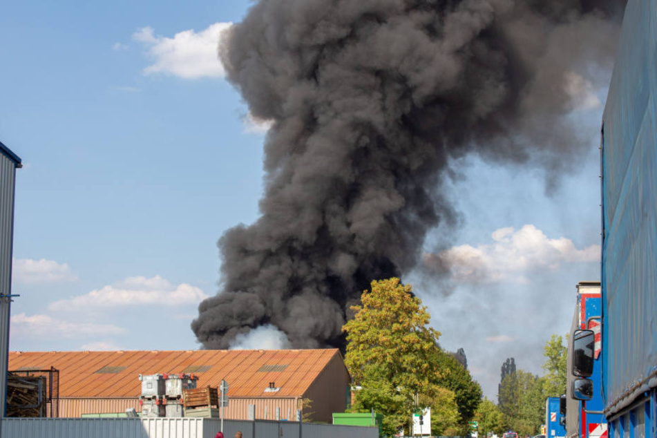 Säcke mit Plastikmüll hatten sich entzündet - Eine große Rauchwolke stieg auf.