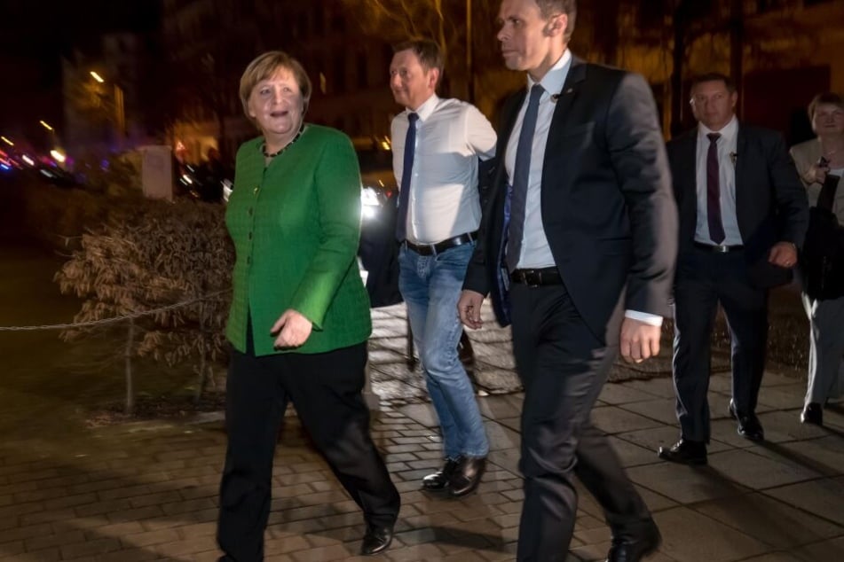 Angela Merkel und Ministerpräsident Michael Kretschmer auf dem Weg zum Abendessen.