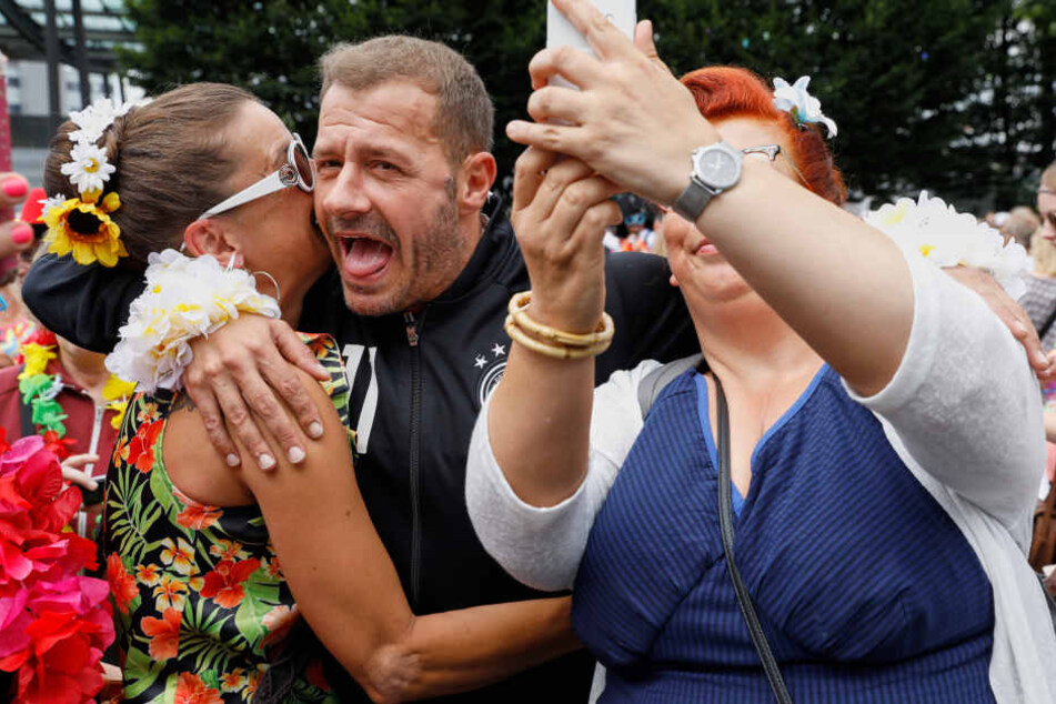 Der Sänger Willi Herren beim Schlagermove in Hamburg mit anderen Frauen.